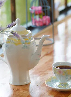 喜歡上一個(gè)人是一瞬間的心動(dòng)，帶來(lái)一段甜蜜期，往后余生，心動(dòng)的甜度緩了下來(lái)，卻融入兩個(gè)人的全世界。喝到一杯喜歡的茶，也是舌腔內(nèi)一瞬間的驚喜，茶的真滋味才漸入人心。往后再喝，難忘初見(jiàn)時(shí)的驚喜，卻鐘情于穩(wěn)定的香氣。茶葉和愛(ài)情一樣，都有一段時(shí)間的熱戀期。